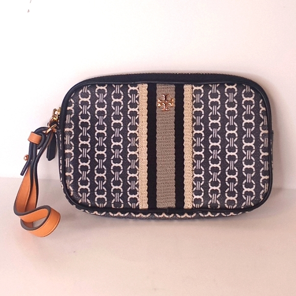 Tory Burch Handbags - RESERVED for @darthie38 Authentic Tory Burch GEMINI LINK Wristlet